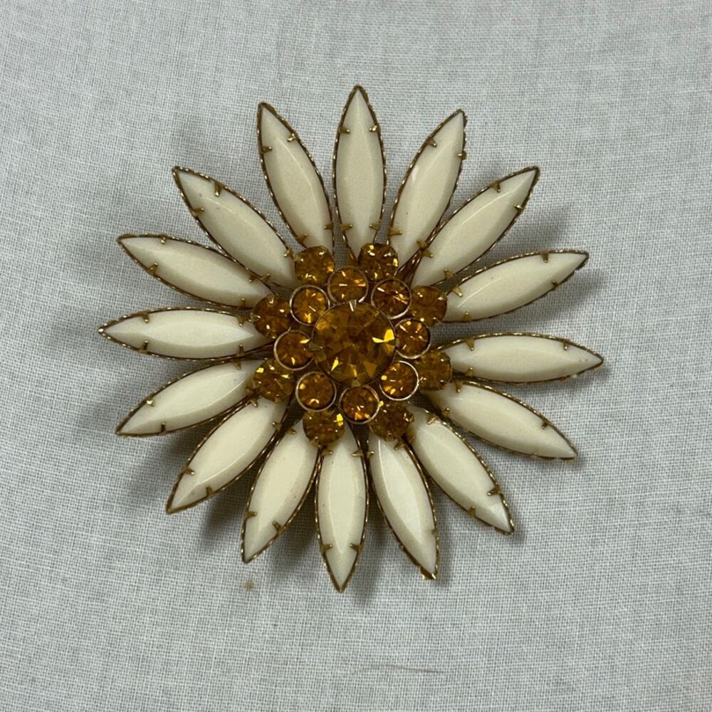 Unmarked Julianna? Flower Brooch Pin Amber Color Stone Cream Daisy Floral